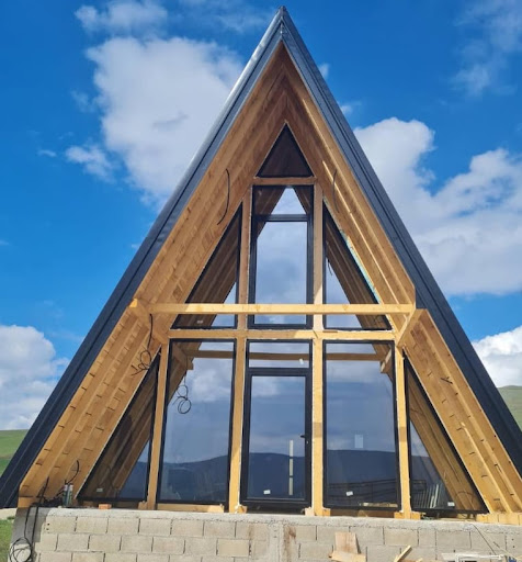 Proyecto finalizado tipo A-frame con ventanas DIMALSUR