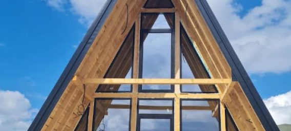 Proyecto finalizado tipo A-frame con ventanas DIMALSUR